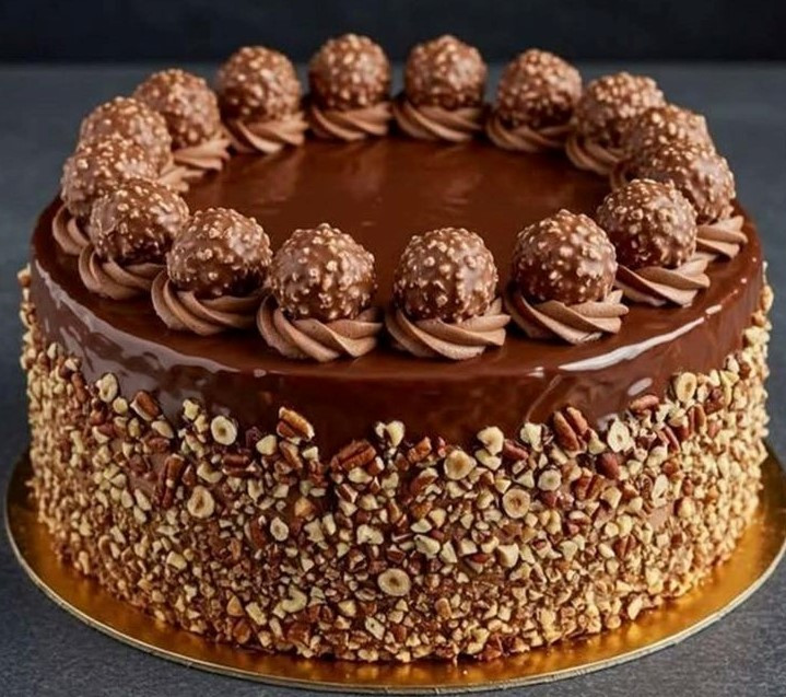 Customized cakes & Birthday cakes.